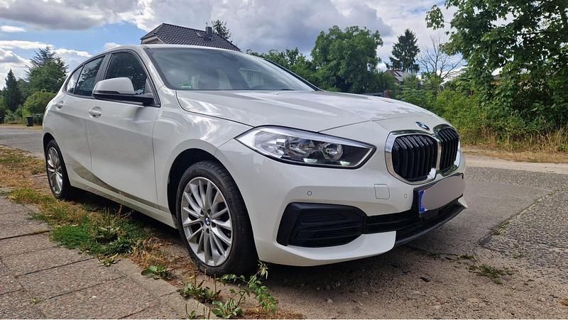 Weiß Gebraucht 2020 BMW 118 Comfort Edition Kleinwagen | 19.900 € (Superpreis) - Bild 1/4