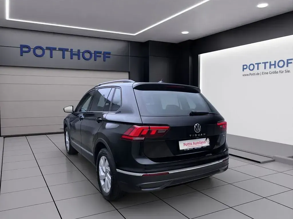 Gebraucht VW Tiguan Life 150 PS (110 kW) 2021 Schwarz SUV