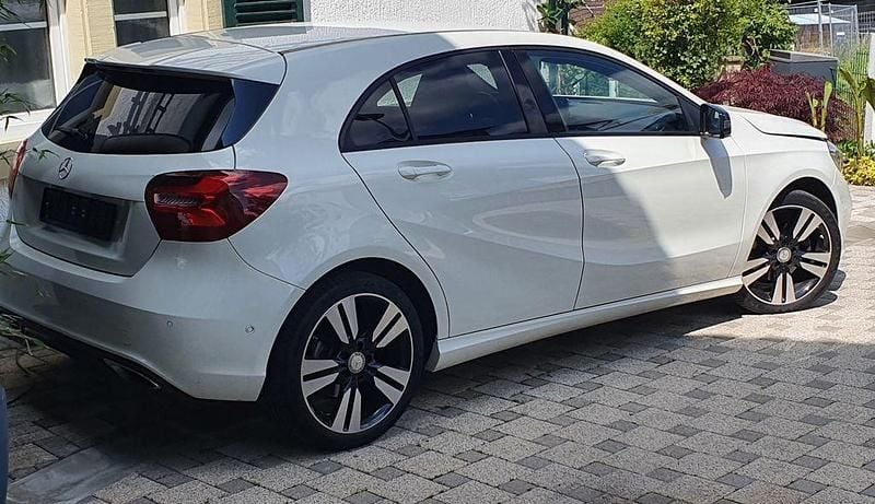 Gebraucht Mercedes A180 Night 122 PS (89 kW) 2016 Weiß Limousine