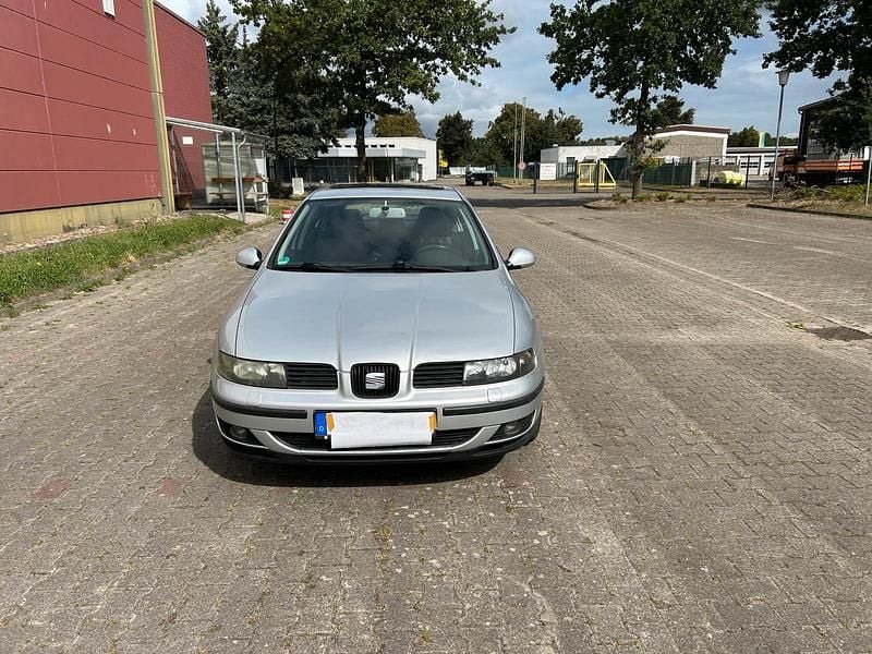 Silber Gebraucht 2004 Seat Leon Limousine | 1.300 € (Fairer Preis) - Bild 1/4
