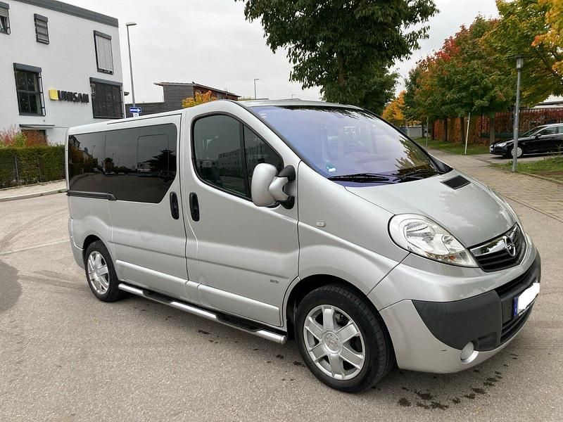Gebraucht Opel Vivaro 145 PS (106 kW) 2010 Starsilber Van / Kleinbus