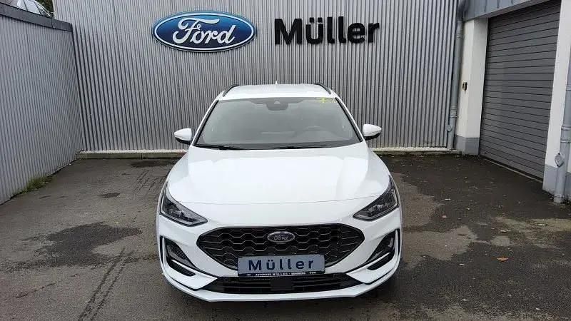 Gebraucht Ford Focus ST-Line 125 PS (91 kW) 2024 Lackierung frostweiá Limousine