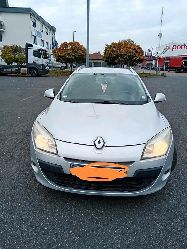 Silber Gebraucht 2010 Renault Mégane GrandTour Kombi | 2.000 € (Fairer Preis) - Bild 1/4