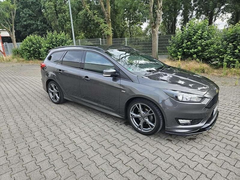 Grau Gebraucht 2017 Ford Focus ST-Line Kombi | 9.300 € (Fairer Preis) - Bild 1/4