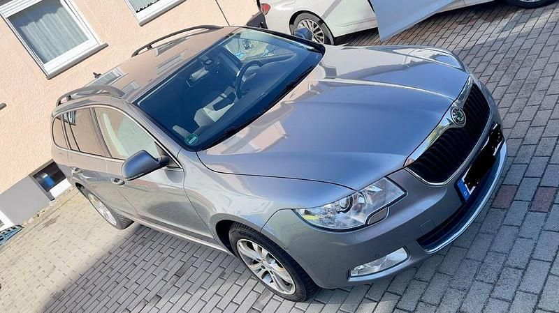 Gebraucht Skoda Superb 140 PS (102 kW) 2013 Silber Limousine