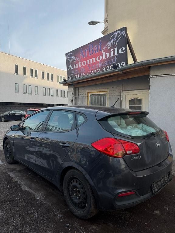 Gebraucht Kia Ceed 135 PS (99 kW) 2015 Grün Kleinwagen