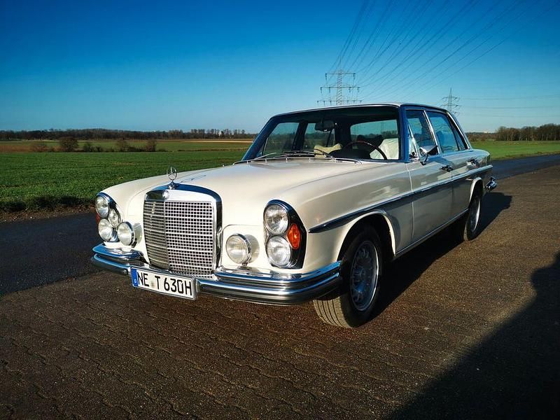 Gebraucht Mercedes 300 250 PS (183 kW) 1972 Weiß Limousine