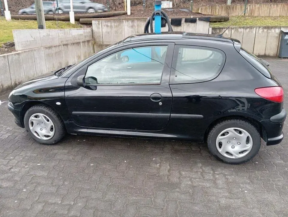 Gebraucht Peugeot 206 Tendance 75 PS (55 kW) 2002 Schwarz Limousine