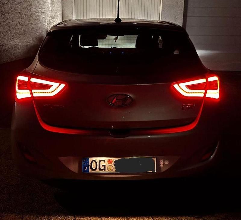 Gebraucht Hyundai i30 Passion 135 PS (99 kW) 2016 Silber Limousine