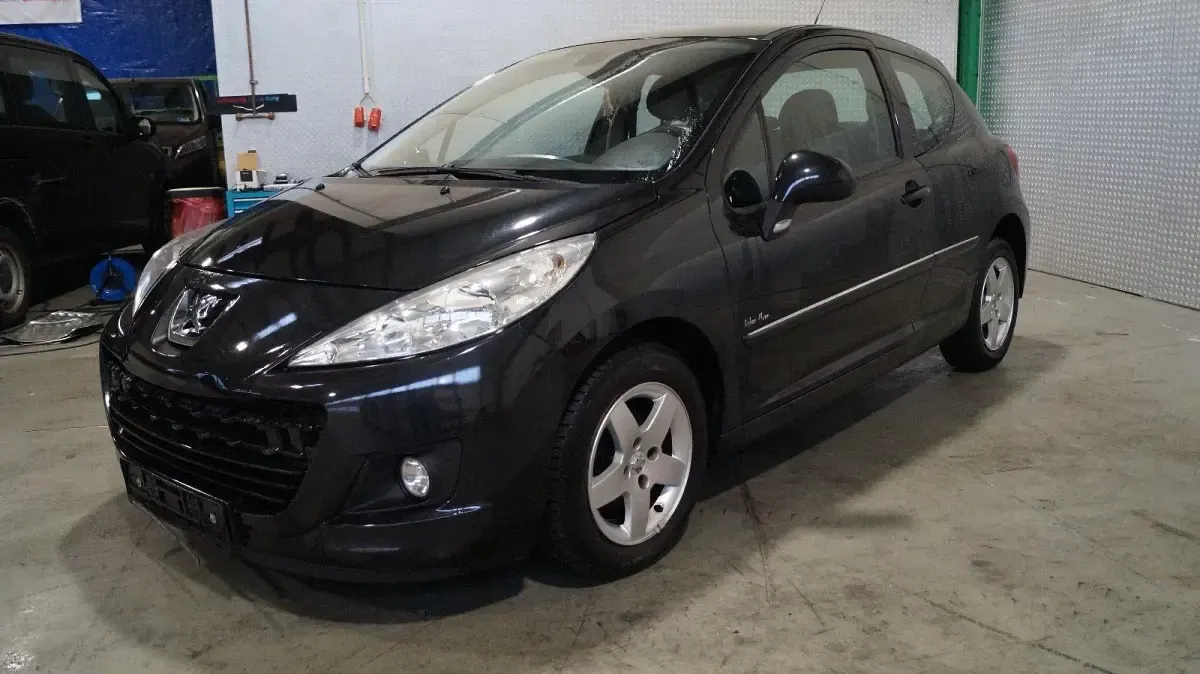 Gebraucht Peugeot 207 Tendance 73 PS (53 kW) 2011 Schwarz Limousine