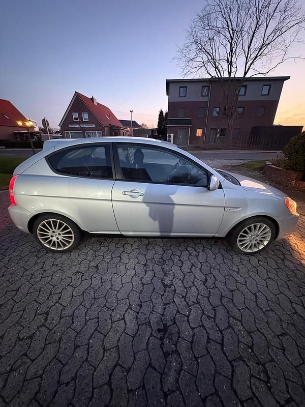 Gebraucht Hyundai Accent 97 PS (71 kW) 2007 Silber Kleinwagen