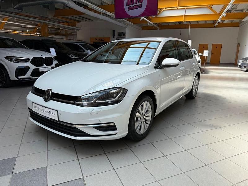 Weiß Gebraucht 2018 VW Golf VII Comfortline Limousine | 12.390 € (Fairer Preis) - Bild 1/4