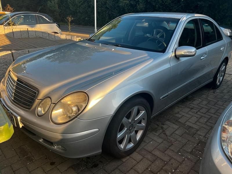 Gebraucht Mercedes E220 Classic 150 PS (110 kW) 2001 Silber Limousine