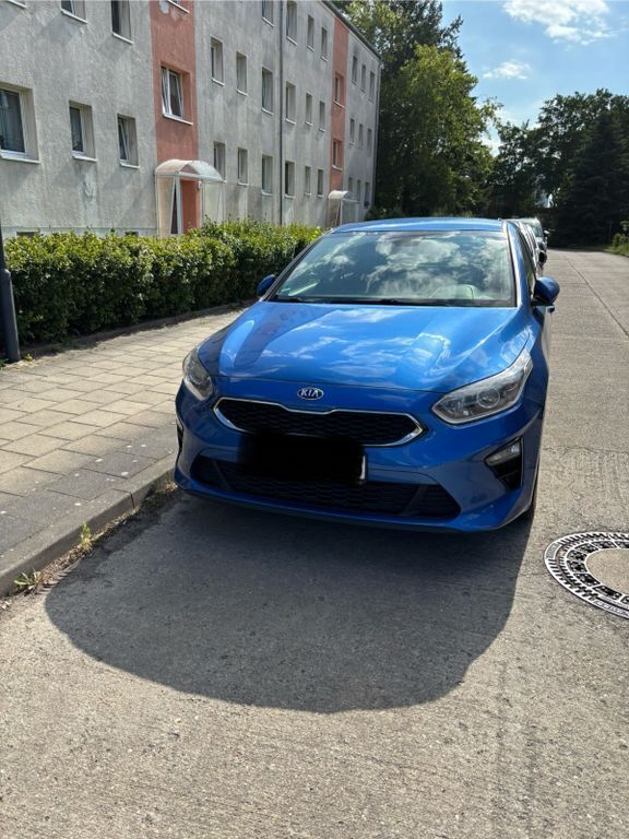 Blau Gebraucht 2018 Kia Ceed Spirit Limousine | 15.000 € (Guter Preis) - Bild 1/4