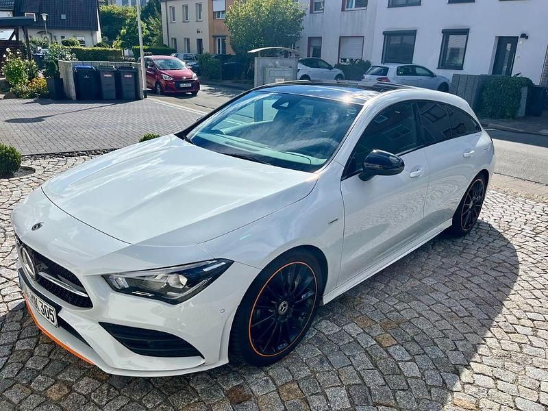 Weiß Gebraucht 2020 Mercedes CLA180 Shooting Brake Edition 1 Kombi | 21.700 € (Etwas zu teuer) - Bild 1/4