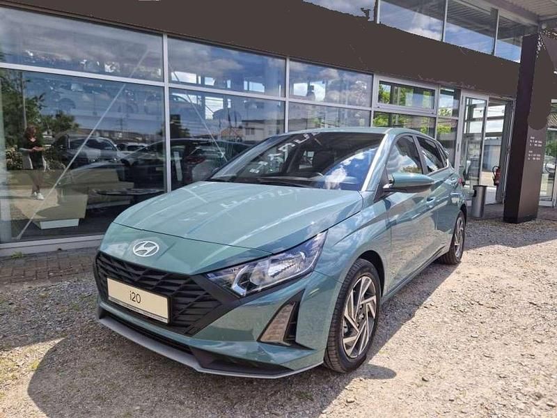 Grün Neu 2025 Hyundai i20 Limousine | 19.900 € (Etwas zu teuer) - Bild 1/4