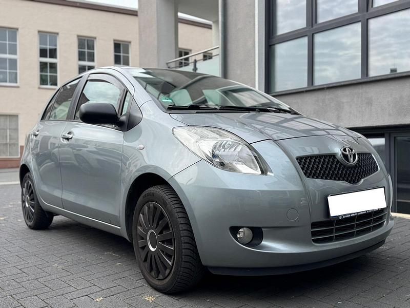 Grau Gebraucht 2009 Toyota Yaris Kleinwagen | 3.500 € (Fairer Preis) - Bild 1/4