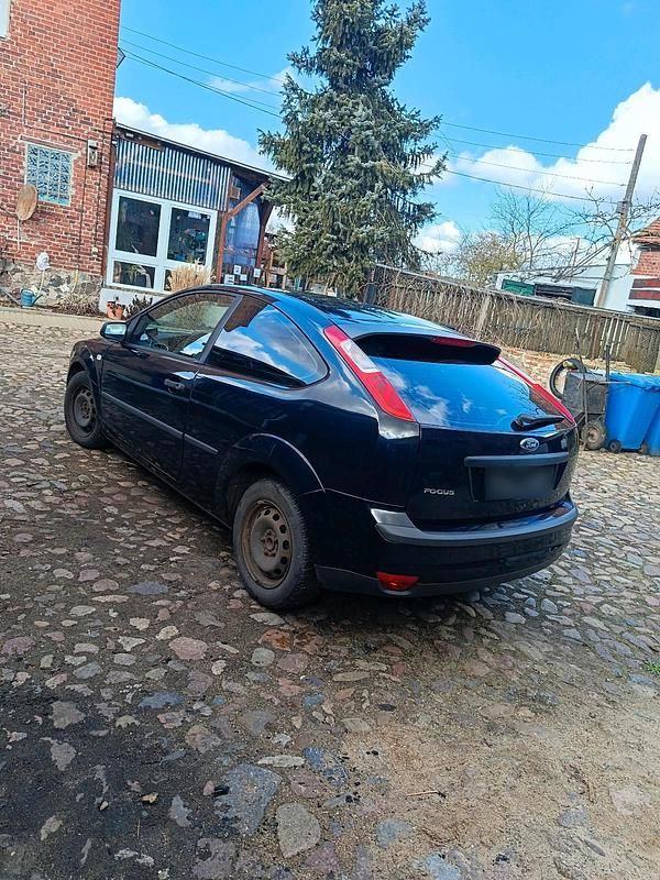 Second-hand Ford Focus 82 CP (60 kW) 2005 Albastru Coupe