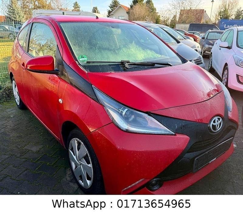 Rot Gebraucht 2018 Toyota Aygo X-play Kleinwagen | 4.165 € - Bild 1/4