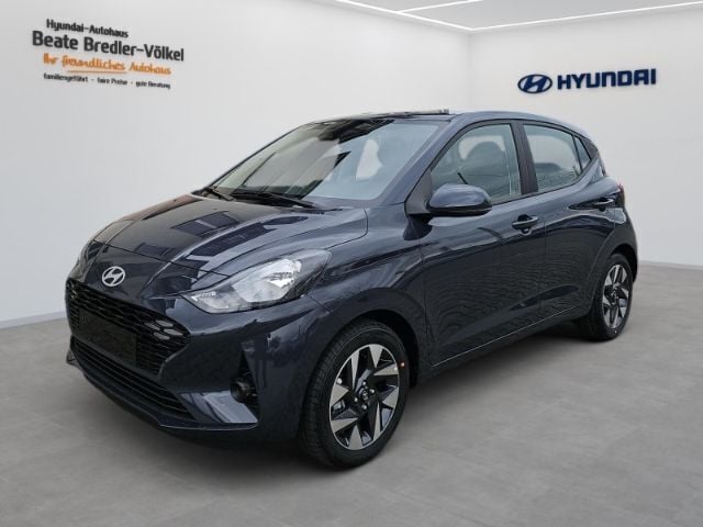 Aurora grey / met Neu 2025 Hyundai i10 Trend Kleinwagen | 19.720 € (Teuer) - Bild 1/4