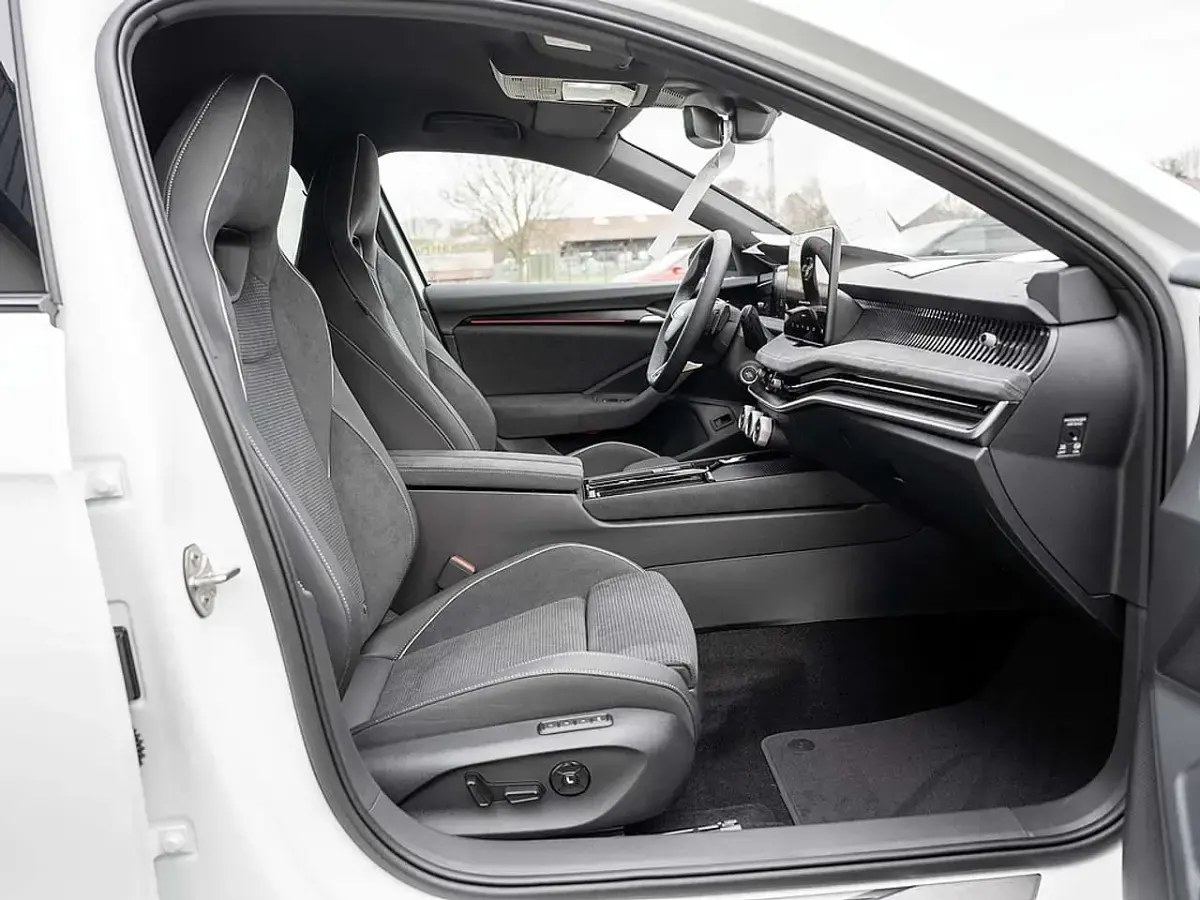 Neu Skoda Superb SportLine 150 PS (110 kW) 2026 Purity weiss Kombi