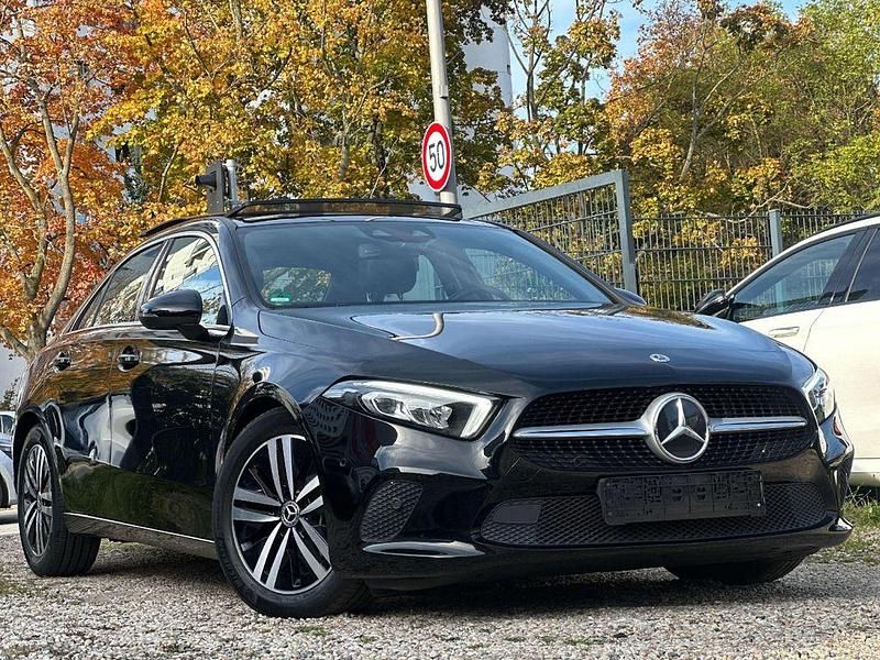 Nachtschwarz unilack Gebraucht 2020 Mercedes A180 Limousine | 20.800 € (Fairer Preis) - Bild 1/4