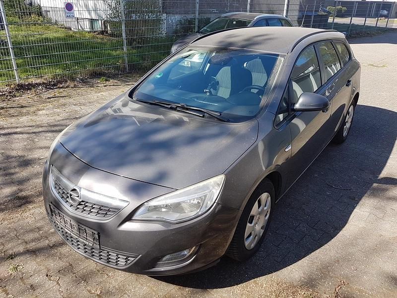 Gebraucht Opel Astra Edition 120 PS (88 kW) 2012 Grau Kombi