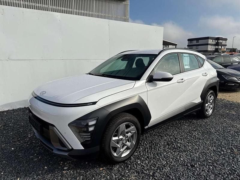 Atlas white Gebraucht 2024 Hyundai Kona Prime SUV | 26.450 € (Superpreis) - Bild 1/4