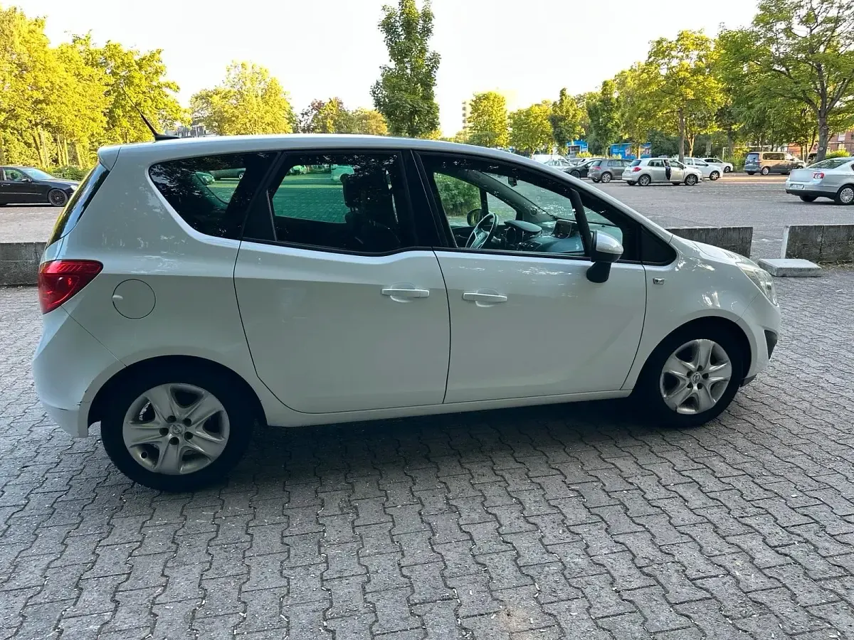Gebraucht Opel Meriva 101 PS (74 kW) 2011 Weiß Van / Kleinbus