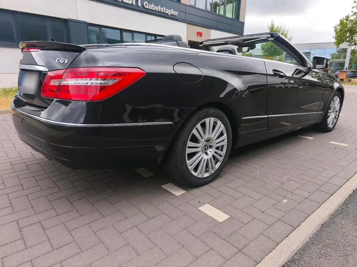 Gebraucht Mercedes E200 184 PS (135 kW) 2011 Schwarz Cabrio