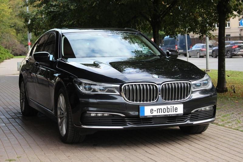 Gebraucht BMW 740 Sport Line 320 PS (235 kW) 2017 Schwarz Limousine