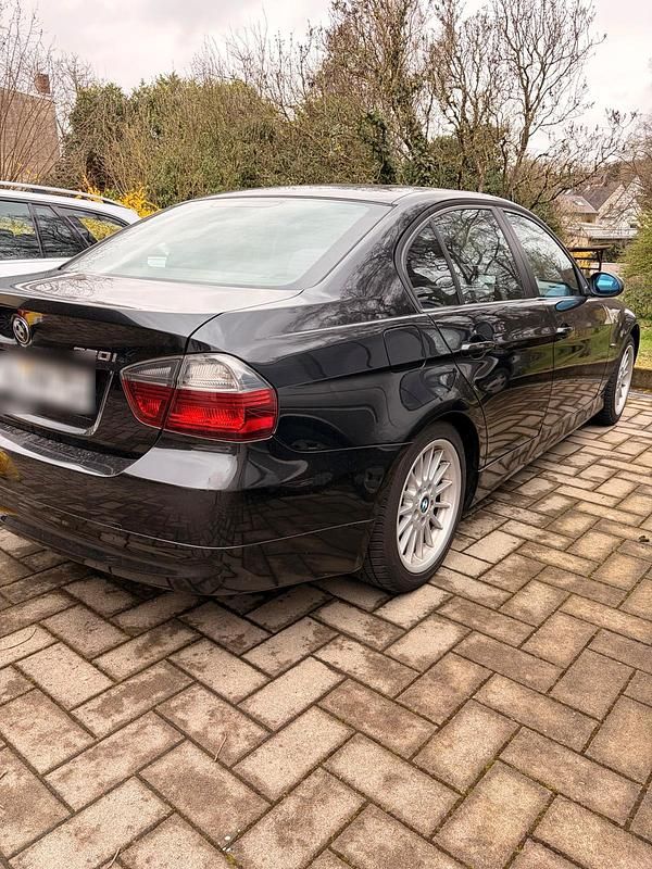 Gebraucht BMW 320 170 PS (125 kW) 2008 Schwarz Limousine