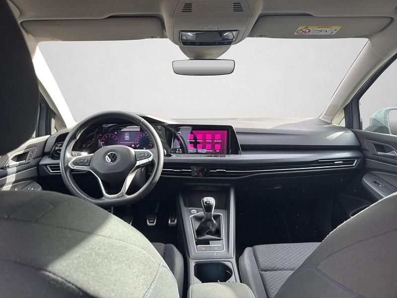 Gebraucht VW Golf VIII 110 PS (80 kW) 2020 Mondsteingrau Limousine