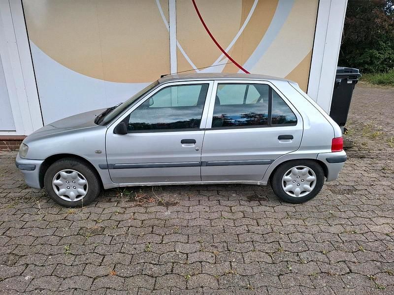 Silber Gebraucht 2002 Peugeot 106 Kleinwagen | 1.800 € - Bild 1/4