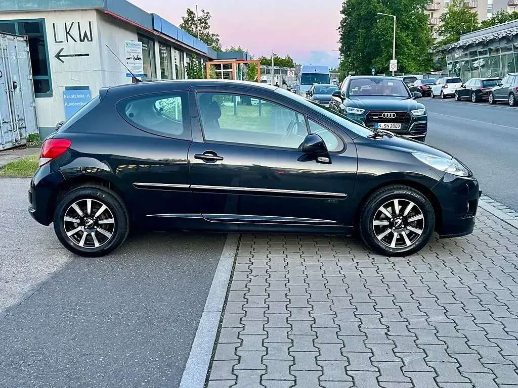Gebraucht Peugeot 207 Forever 95 PS (69 kW) 2012 Schwarz Kleinwagen