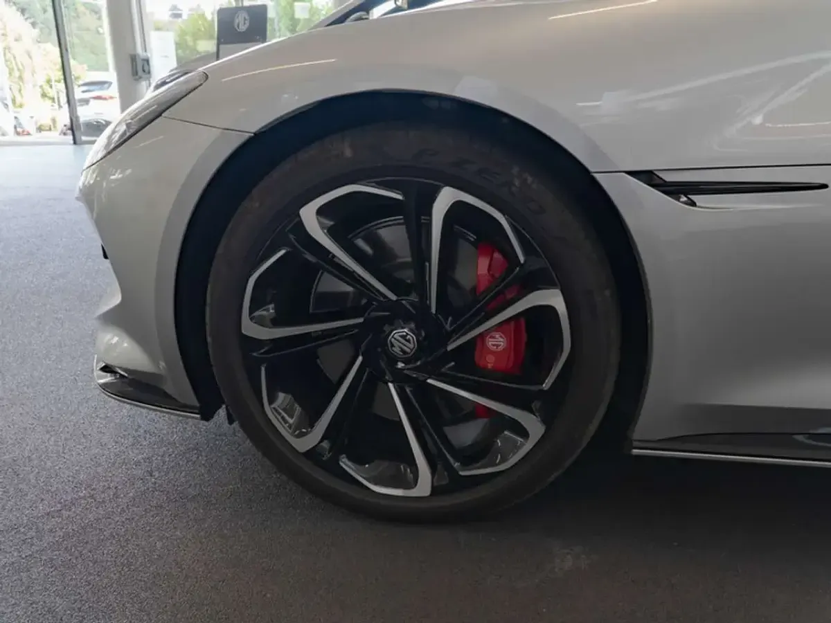 Gebraucht MG Cyberster 375 kW (510 PS) 2025 Silber Cabrio