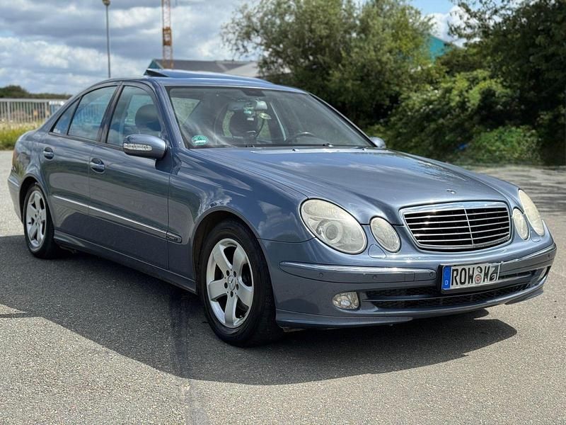 Blau Gebraucht 2005 Mercedes E220 Avantgarde Limousine | 3.950 € - Bild 1/4
