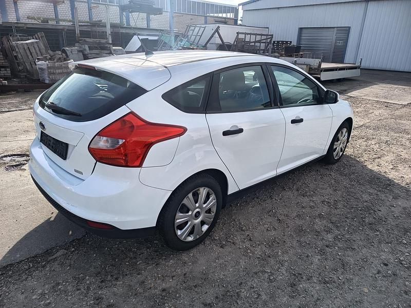 Gebraucht Ford Focus 100 PS (73 kW) 2014 Weiß Limousine