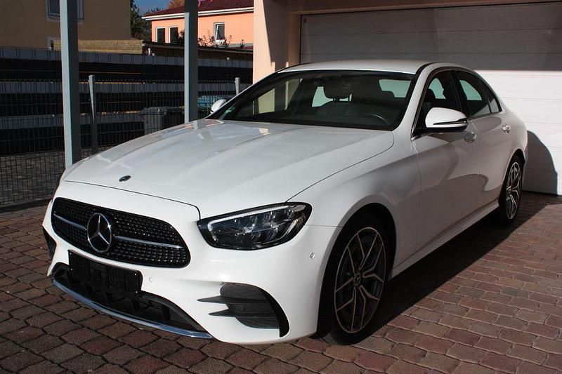 Weiß Gebraucht 2022 Mercedes E220 AMG line Limousine | 33.400 € (Etwas zu teuer) - Bild 1/4