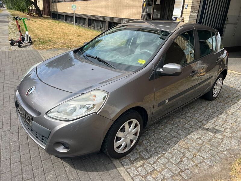 Grau Gebraucht 2012 Renault Clio IV Dynamique Limousine | 1.950 € (Guter Preis) - Bild 1/4