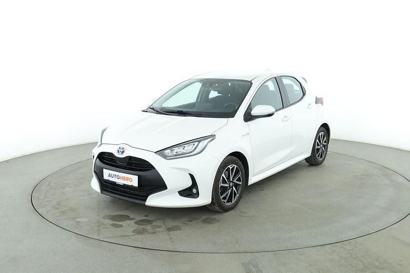 Weiß Gebraucht 2021 Toyota Yaris Club Limousine | 17.150 € (Fairer Preis) - Bild 1/3