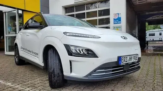Gebraucht Hyundai Kona Trend 100 kW (136 PS) 2023 Serenity white / phantom black SUV