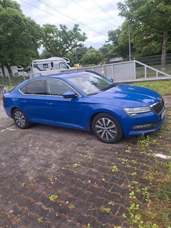 Blau Gebraucht 2021 Skoda Superb Ambition Limousine | 18.400 € (Fairer Preis) - Bild 1/4
