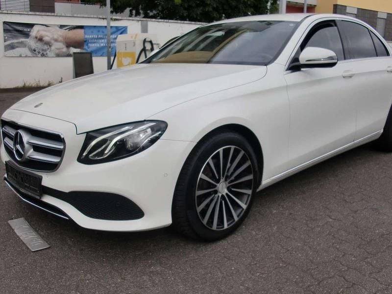 Weiß Gebraucht 2018 Mercedes E200 Exclusive Limousine | 19.999 € (Superpreis) - Bild 1/4