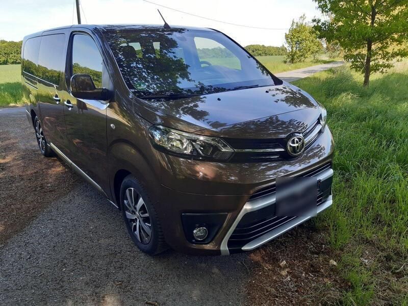 Braun Gebraucht 2022 Toyota Proace Verso Comfort Kombi | 31.500 € (Fairer Preis) - Bild 1/4