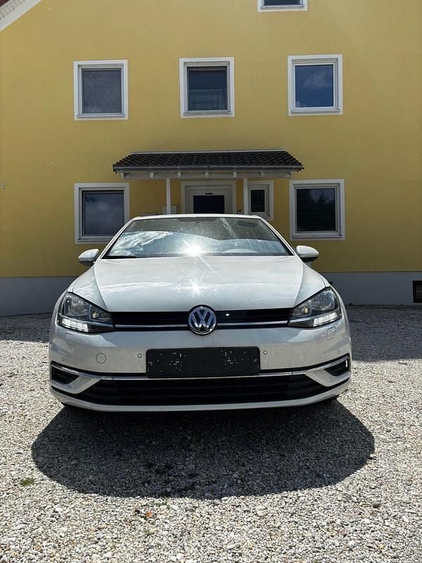 Weiß Gebraucht 2018 VW Golf VII Kleinwagen | 11.000 € (Guter Preis) - Bild 1/4