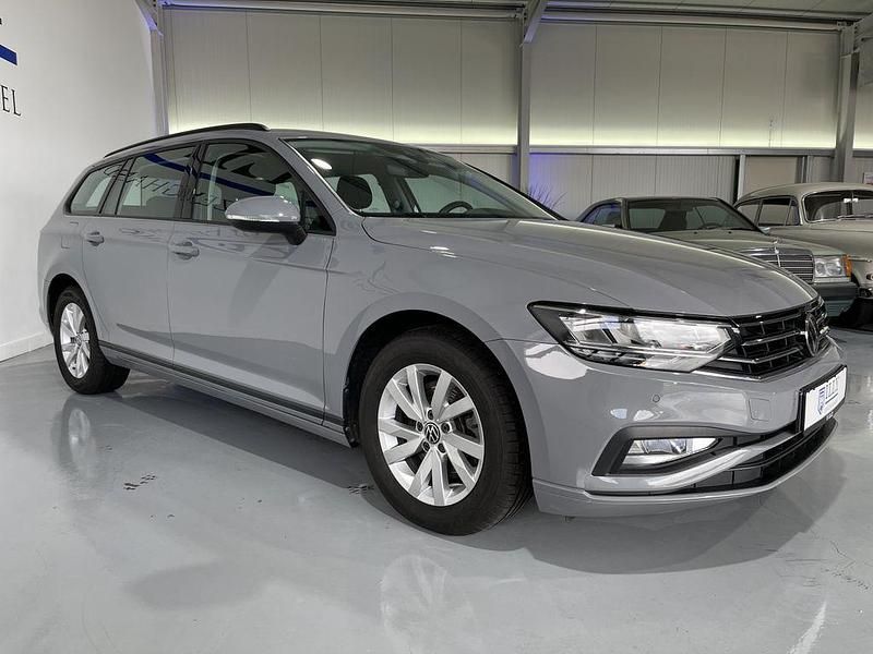 Gebraucht VW Passat 150 PS (110 kW) 2023 Grau Kombi