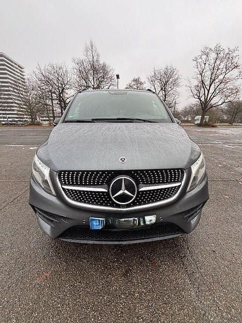 Grau Gebraucht 2022 Mercedes V300 Edition Van / Kleinbus | 48.900 € (Superpreis) - Bild 1/4