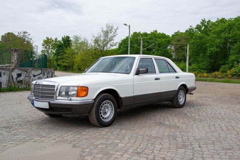 Weiß Gebraucht 1985 Mercedes E280 Limousine | 13.900 € - Bild 1/4