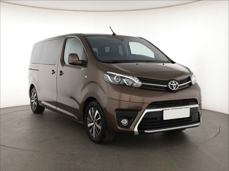 Braun Gebraucht 2024 Toyota Proace Verso Kombi | 45.101 € (Etwas zu teuer) - Bild 1/4